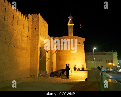 Al Fahidi Fort, das älteste Gebäude in Dubai, mit einem Minarett im Hintergrund. Seit vielen Jahren war es das Lineal Zuhause. Stockfoto