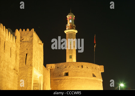 Al Fahidi Fort, das älteste Gebäude in Dubai, mit einem Minarett im Hintergrund. Seit vielen Jahren war es das Lineal Zuhause. Stockfoto