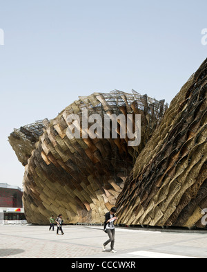 Spanien '' S Pavillon besteht aus Peddigrohr auf der Außenseite. Freuen Sie sich auf eine riesige animierte Baby Installation.It wird erstellt, indem Miralles Stockfoto