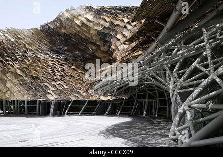 Spanien '' S Pavillon besteht aus Peddigrohr auf der Außenseite. Freuen Sie sich auf eine riesige animierte Baby Installation.It wird erstellt, indem Miralles Stockfoto