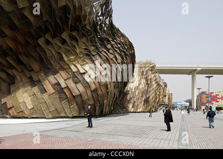 Spanien '' S Pavillon besteht aus Peddigrohr auf der Außenseite. Freuen Sie sich auf eine riesige animierte Baby Installation.It wird erstellt, indem Miralles Stockfoto