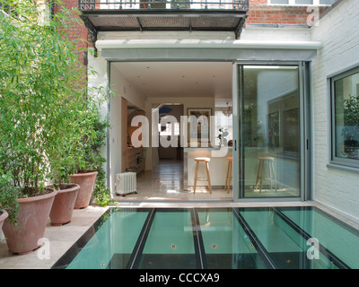 PRIVATE HOUSE IN LONDON GLAS UND NEUE KELLER-ERWEITERUNG Stockfoto
