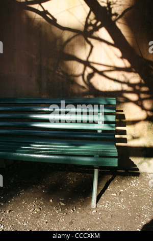 eine leere grüne Bank im Park in Wald, inmitten Natur Stockfoto