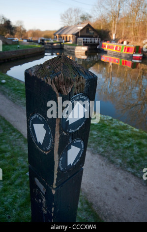 Leinpfad Post am Grand Union Canal zeigen die Richtungen nach London, Birmingham und Wendover Stockfoto