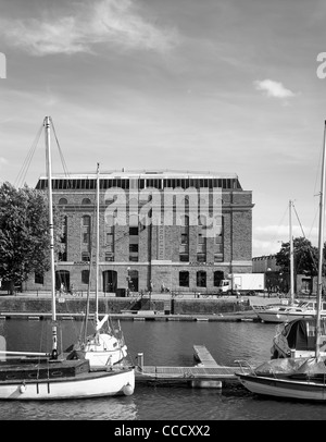 ARNOLFINI GALERIE-ANSICHT AUF SCHMALEN KAI Stockfoto