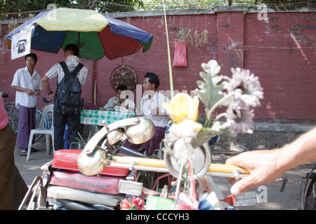 Mann ruft den Straßenmarkt von improvisierten Telefonzelle/Box. Rangun, Myanmar. Stockfoto