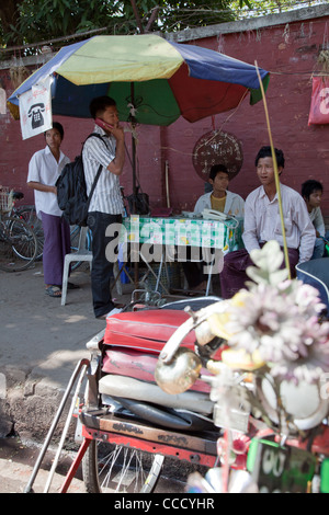 Mann ruft den Straßenmarkt von improvisierten Telefonzelle/Box. Rangun, Myanmar. Stockfoto