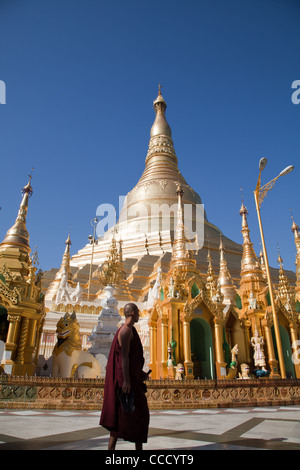 Der größte buddhistische Tempel Shwedagon-Pagode mit sitzen und beten Mönche, Rangun, Burma. Stockfoto