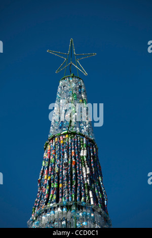 Weihnachtsbaum aus Papierkorb Soda Wasserflaschen Erfrischung und Wertstoffen Finikoudes Bereich Larnaca Zypern gemacht Stockfoto