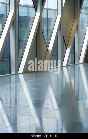 ARMANI-FLAGSHIP-STORE MANCHESTER SHEPPARD ROBSON 2008 INTERIEUR NAHAUFNAHME BLICK AUF DIE ECKIGE SCHEIBEN SPIEGELT SICH IN DER Stockfoto