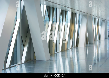 ARMANI-FLAGSHIP-STORE MANCHESTER SHEPPARD ROBSON 2008 INTERIEUR PANORAMABLICK AUF DAS ECKIGE SCHEIBEN SPIEGELT SICH IN DER Stockfoto