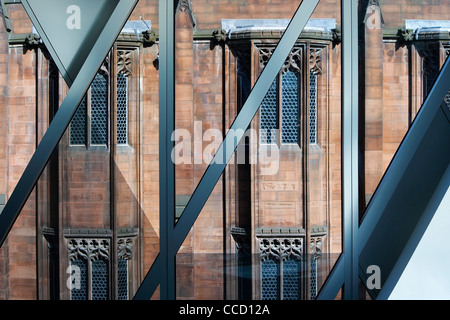 ARMANI-FLAGSHIP-STORE MANCHESTER SHEPPARD ROBSON 2008 NAHAUFNAHME VON EINER GOTISCHEN KIRCHENFENSTER DURCH EINE MODERNE ECKIGE GLAS Stockfoto