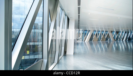 ARMANI-FLAGSHIP-STORE MANCHESTER SHEPPARD ROBSON 2008 INTERIEUR PANORAMABLICK AUF DAS ECKIGE SCHEIBEN SPIEGELT SICH IN DER Stockfoto