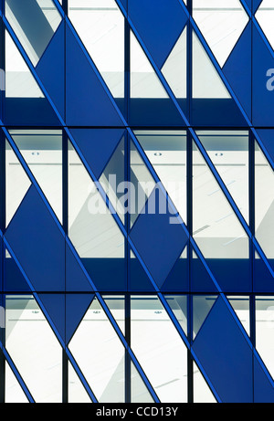 ARMANI-FLAGSHIP-STORE, MANCHESTER, SHEPPARD ROBSON, 2008. AUßENANSICHT DER ECKIGE FENSTER GLASSCHEIBEN HAUTNAH Stockfoto