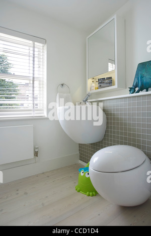 PRIVATHAUS, BUCKLEY GRAUEN YEOMAN, LONDON, 2010, BAD MIT WC SCHWEBEN Stockfoto