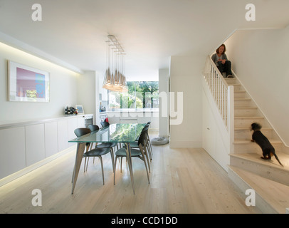 PRIVATHAUS, BUCKLEY GRAUEN YEOMAN, LONDON, 2010, ESSZIMMER MIT TREPPE INS OBERGESCHOSS Stockfoto