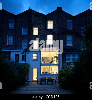 PRIVATHAUS, BUCKLEY GRAUEN YEOMAN, LONDON, 2010, HINTERE HÖHE IN DER NACHT Stockfoto