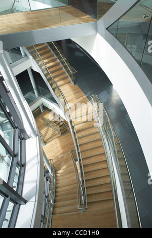 BBC BROADCASTING HOUSE - PHASE 2, ID:SR / SHEPPARD ROBSON, LONDON, 2010, ERHÖHTEN BLICK AUF TREPPEN Stockfoto