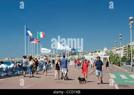 Fußgänger zu Fuß entlang der Promenade in Nizza an der Mittelmeerküste in Südfrankreich. Stockfoto