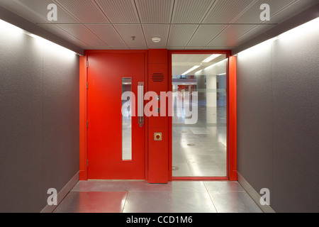 BBC BROADCASTING HOUSE - PHASE 2, ID:SR / SHEPPARD ROBSON, LONDON, 2010, ROTE TÜR Stockfoto