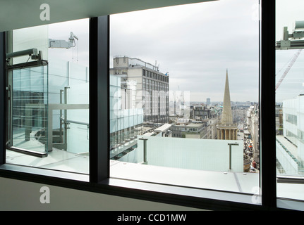 BBC BROADCASTING HOUSE - PHASE 2, ID:SR / SHEPPARD ROBSON, LONDON, 2010, BLICK DURCH FENSTER, AUßEN MIT TURM Stockfoto