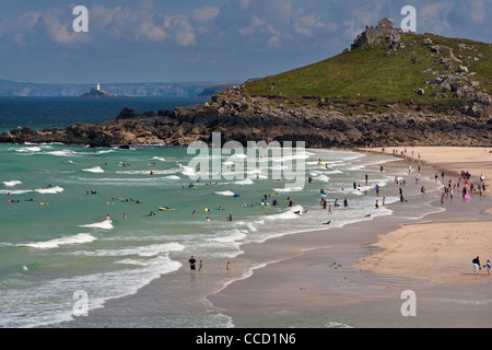 Blick auf Porthmeor Beach, St. Ives, Cornwall an einem Sommernachmittag in Richtung "Insel" und Leuchtturm von Godrevy. Stockfoto