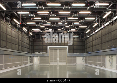 BBC BROADCASTING HOUSE - PHASE 2, ID:SR / SHEPPARD ROBSON, LONDON, 2010, GRAU MIT DECKENLEUCHTEN INNEN Stockfoto