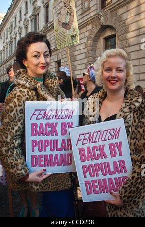 Zwei Frauen in 1950er Jahren kleiden protestieren gegen Kürzungen der Regierung drängen Frauenrechten zurück bis in die 1950er Jahre. Feministische /feminism Plakate. Stockfoto