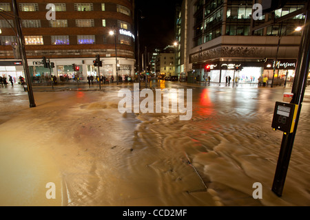 Wasser quillt auf der Oxford Street, nach Wasserleitungen, 19. Januar 2012, London, UK platzen. Stockfoto