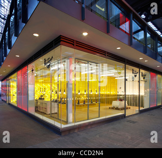 Dr. Marten Pop-up-Store, Kampagnendesign, Spitalfields, London, uk, 2009. Außenansicht zeigt das Geschäft innen beleuchtet innen Stockfoto