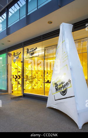 Dr. Marten Pop-up-speichern Kampagne Design Spitalfields London uk 2009 Außenaufnahme zeigt Dr. Marten Werbung Horten Blick Stockfoto