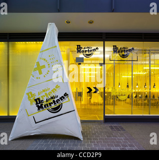 Dr. Marten Pop-up-speichern Kampagne Design Spitalfields London uk 2009 Außenaufnahme zeigt Dr. Marten Werbung Horten Blick Stockfoto