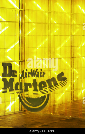 Dr. Marten Pop-up-Ladenbau Kampagne Spitalfields London uk 2009 detail Schuss zeigt Dr. Marten branding auf Fenster Stockfoto