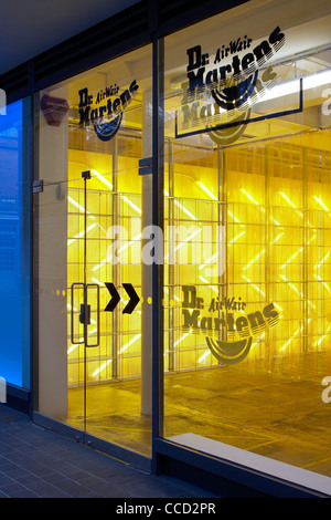 Dr. Marten Pop-up-speichern Kampagne Design Spitalfields London uk 2009 außen Schuss zeigt Dr. Marten branding auf Fenster Fett Stockfoto