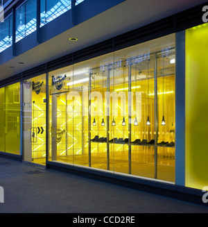 Dr. Marten Pop-up-Store Kampagne Spitalfields London uk 2009 außen Schuss zeigen Designladen Fett gelbe Beleuchtung innen vorn Stockfoto