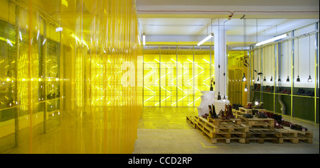 Dr. Marten Pop-up-speichern Kampagne Design Spitalfields London uk 2009 Panorama Innenaufnahme zeigt Fette gelbe Beleuchtung Stockfoto