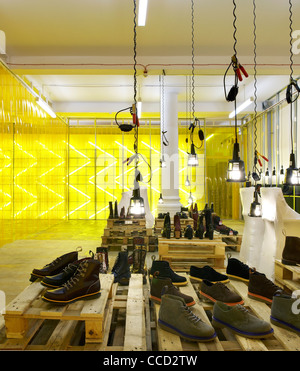 Dr. Marten Pop-up-Store Kampagne Spitalfields London uk 2009 innen Schuss zeigen innovative Designprodukt zeigt Fett Stockfoto