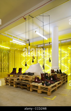 Dr. Marten Pop-up-Store Kampagne Spitalfields London uk 2009 innen Schuss zeigen innovative Designprodukt zeigt Fett Stockfoto