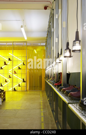 Dr. Marten Pop-up-Store Kampagne Spitalfields London uk 2009 innen Schuss zeigen innovative Designprodukt zeigt Fett Stockfoto