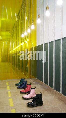 Dr. Marten Pop-up-Store Kampagne Spitalfields London uk 2009 Panorama Innenraum Schuss zeigen innovative Designprodukt zeigt Stockfoto