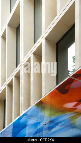 SHEPPARD ROBSON, ONE SOUTHAMPTON ROW, LONDON, 2010, DETAIL DES ÄUßEREN FENSTERRAHMEN UND BALDACHIN Stockfoto