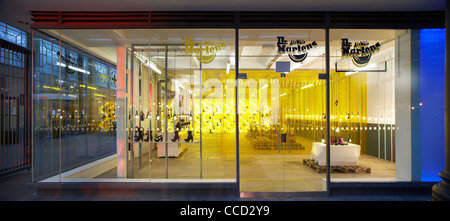 Dr. Marten Pop-up-speichern Kampagne Design Spitalfields London uk 2009 Panorama Außenansicht Ladenfront mit innen- Stockfoto