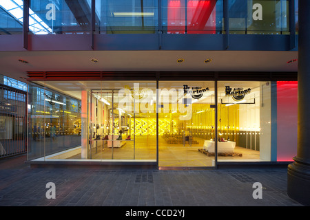 Dr. Marten Pop-up-Store Kampagne Spitalfields London uk 2009 Außenansicht Shop vorne zeigen Innendesign innen beleuchtet Stockfoto