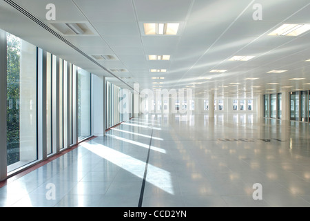 SHEPPARD ROBSON, ONE SOUTHAMPTON ROW, LONDON, 2010, GROßEN LEEREN INNENRAUM Stockfoto