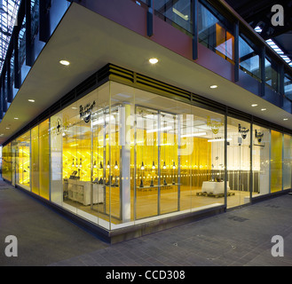 Dr. Marten Pop-up-Store Kampagne Spitalfields London uk 2009 Außenansicht Shop vorne zeigen Innendesign innen beleuchtet Stockfoto