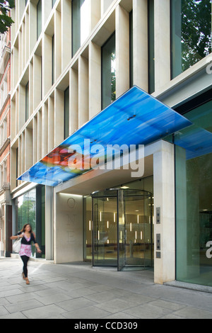 SHEPPARD ROBSON, ONE SOUTHAMPTON ROW, LONDON, 2010, AUßENANSICHT DER REVOLVING DOOR MIT BALDACHIN Stockfoto