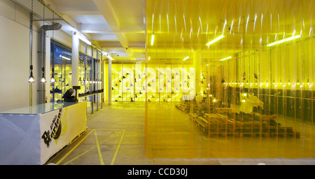 Dr. Marten Pop-up-speichern Kampagne Design Spitalfields London uk 2009 Panorama Innenaufnahme zeigt Fette gelbe Beleuchtung Stockfoto