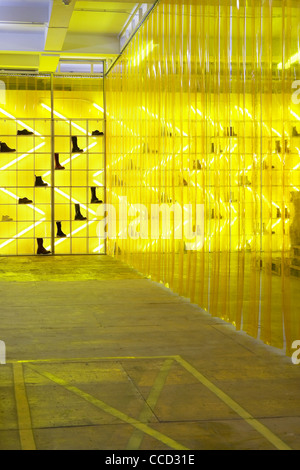 Dr. Marten Pop-up-Store Kampagne Spitalfields London uk 2009 innen Schuss zeigen innovative Designprodukt zeigt Fett Stockfoto