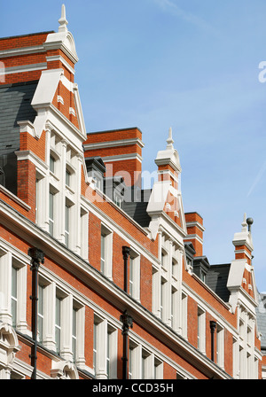 SHEPPARD ROBSON, ONE SOUTHAMPTON ROW, LONDON, 2010, DETAIL DER EDWARDIAN DACHLINIE Stockfoto