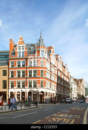 ONE SOUTHAMPTON ROW, SHEPPARD ROBSON, LONDON, 2010 BESTEHENDEN EDWARDIAN FASSADE Stockfoto